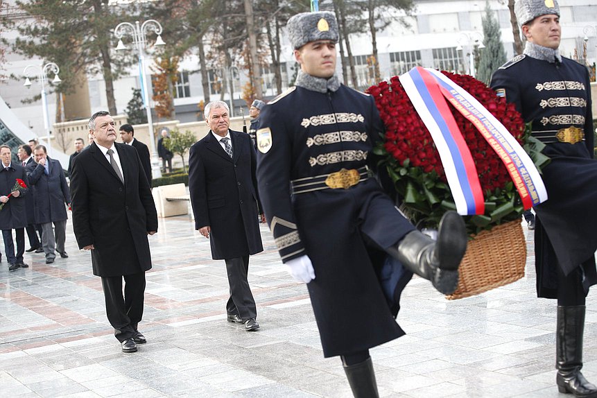 Председатель Государственной Думы Вячеслав Володин возложил цветы к монументу 
«Ода стойкости» в парке Победы в Ташкенте