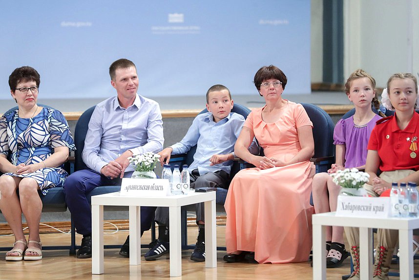 Встреча Комитета по вопросам семьи, женщин и детей с многодетными семьями в преддверии Дня семьи, любви и верности