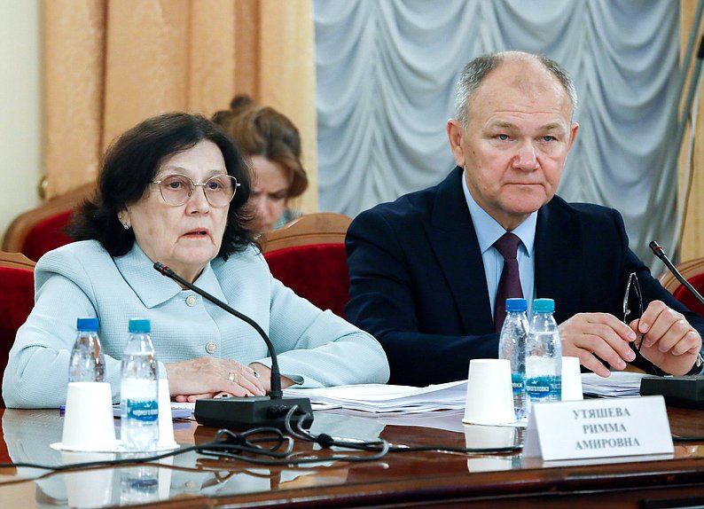Члены Комитета по охране здоровья Римма Утяшева и Николай Щеглов