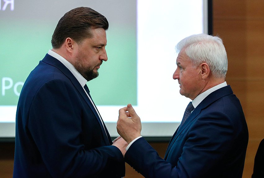 Первый заместитель Председателя Комитета по аграрным вопросам Владимир Плотников (справа)