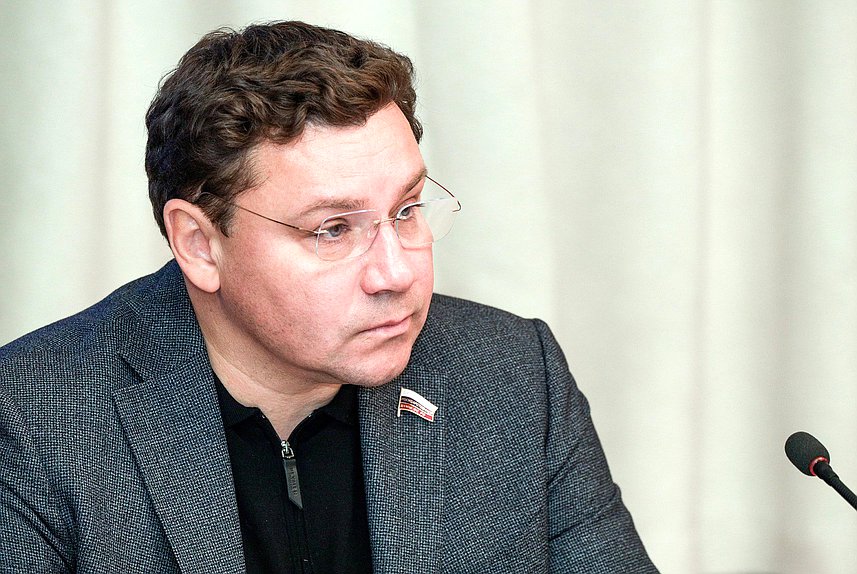 Член Комитета по строительству и жилищно-коммунальному хозяйству Николай Алексеенко