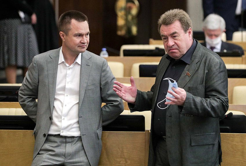 Заместитель Председателя Комитета по энергетике Сергей Казанков и член Комитета по экологии и охране окружающей среды Дмитрий Кузякин