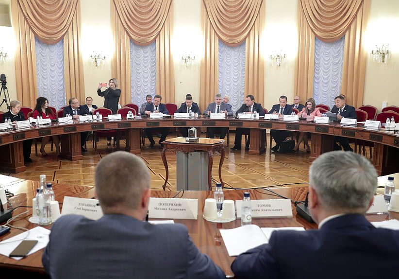 Круглый стол Комитета по строительству и ЖКХ на тему «Совершенствование системы госзаказа в строительстве и проектировании»