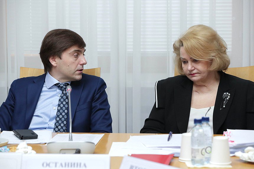Министр просвещения РФ Сергей Кравцов и Председатель Комитета по вопросам семьи, женщин и детей Нина Останина