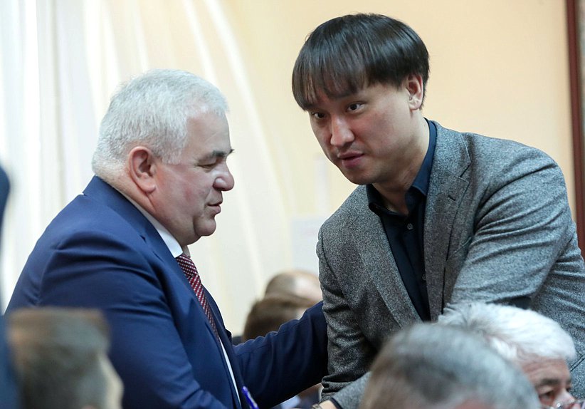 Первый заместитель Председателя Комитета по делам СНГ, евразийской интеграции и связям с соотечественниками Казбек Тайсаев и Председатель Комитета по туризму и развитию туристической инфраструктуры Сангаджи Тарбаев