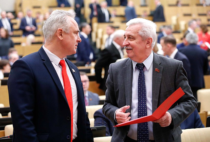 Член Комитета по бюджету и налогам Евгений Бессонов и член Комитета по охране здоровья Николай Осадчий