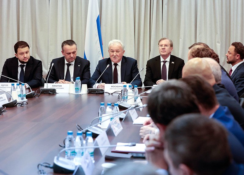 Кандидат на должность Министра транспорта РФ Дмитрий Ядров, кандидат на должность заместителя Председателя Правительства РФ Андрей Никитин, Председатель Комитета по транспорту и развитию транспортной инфраструктуры Евгений Москвичев и заместитель Председателя Государственной Думы Виталий Савельев