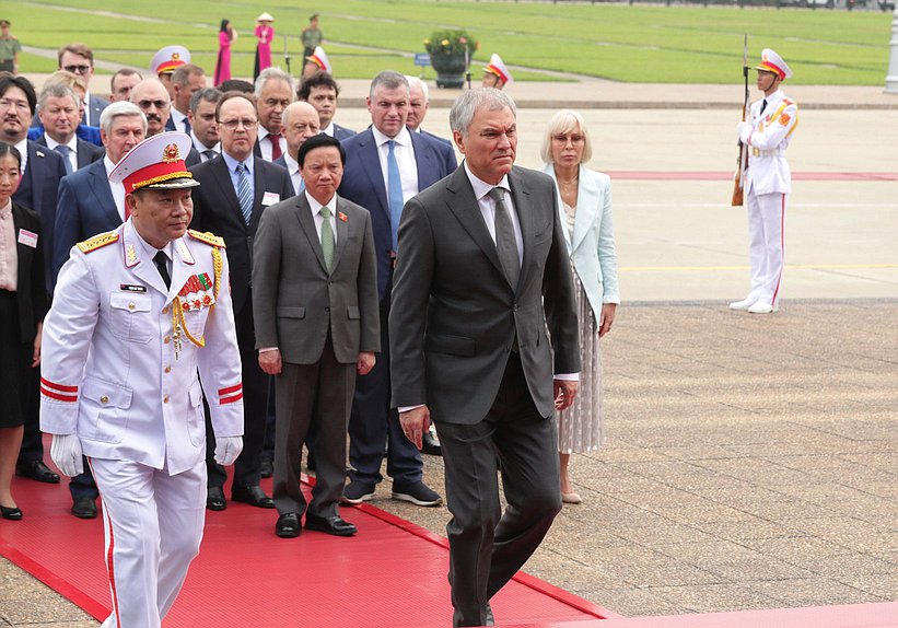 Chairman of the State Duma Vyacheslav Volodin took part in the wreath-laying ceremony at the Ho Chi Minh Mausoleum