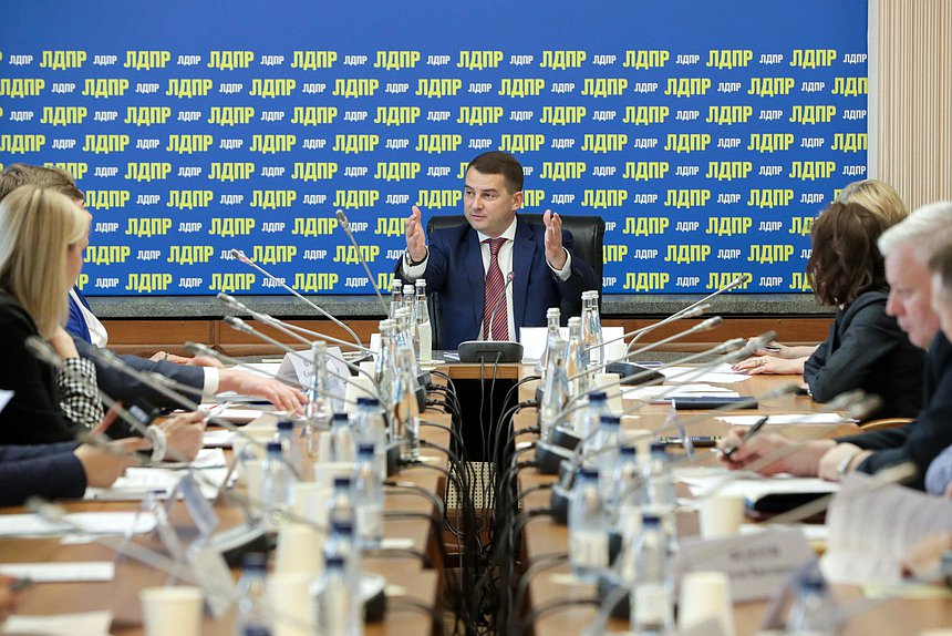 Председатель Комитета по труду, социальной политике и делам ветеранов Ярослав Нилов