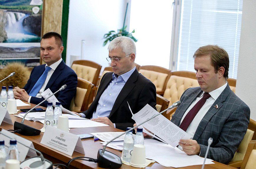 Первый заместитель Председателя Комитета по малому и среднему предпринимательству Сергей Казанков, заместитель Председателя Комитета Зураб Макиев и член Комитета Алексей Говырин