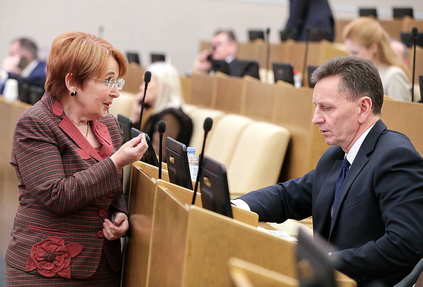 Член Комитета по бюджету и налогам Оксана Дмитриева и Первый заместитель Председателя Комитета по науке и высшему образованию Владимир Сипягин