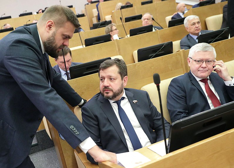 Заместитель Председателя Комитета по делам СНГ, евразийской интеграции и связям с соотечественниками Артем Туров, член фракции «Единая Россия» Андрей Парфенов и Председатель Комитета по безопасности и противодействию коррупции Василий Пискарев