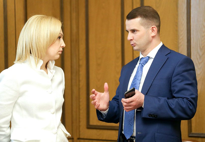 Председатель Комитета по труду, социальной политике и делам ветеранов Ярослав Нилов и заместитель Председателя Государственной Думы Ольга Тимофеева