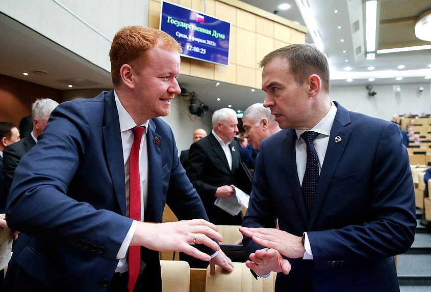 Член Комитета по бюджету и налогам Денис Парфенов и Первый заместитель Председателя Комитета по безопасности и противодействию коррупции Юрий Афонин