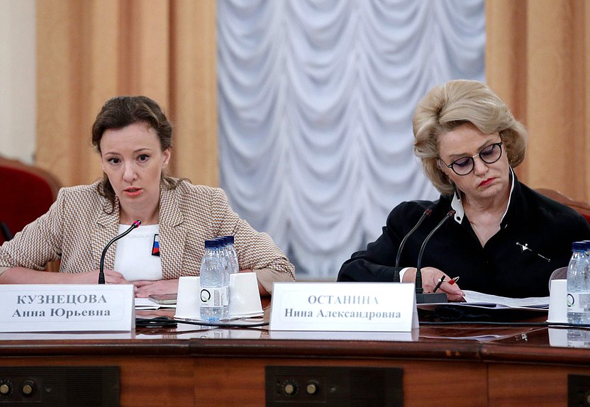 Заместитель Председателя Государственной Думы Анна Кузнецова и Председатель Комитета по вопросам семьи, женщин и детей Нина Останина