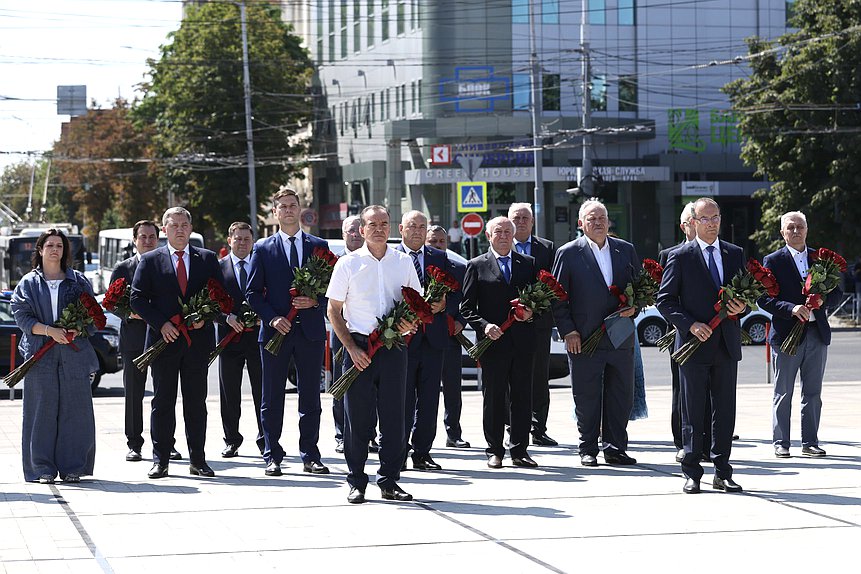 Председатель ГД Вячеслав Володин почтил память защитников Кубани