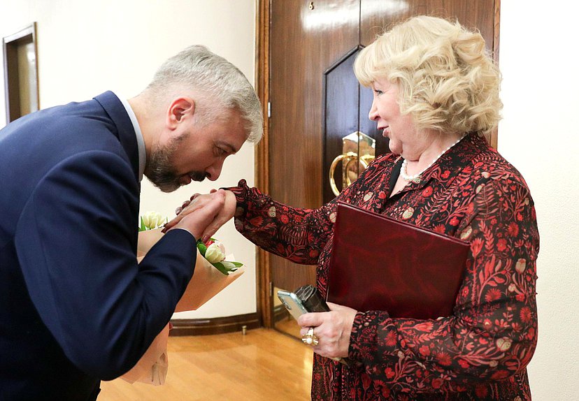 Член Комитета по международным делам Евгений Примаков и заместитель Председателя Комитета по вопросам семьи, женщин и детей Елена Вторыгина