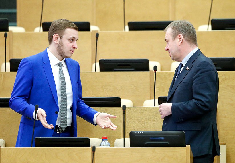 Член Комиссии по Регламенту и обеспечению деятельности Государственной Думы Василий Власов и заместитель Председателя Комитета по экономической политике Станислав Наумов