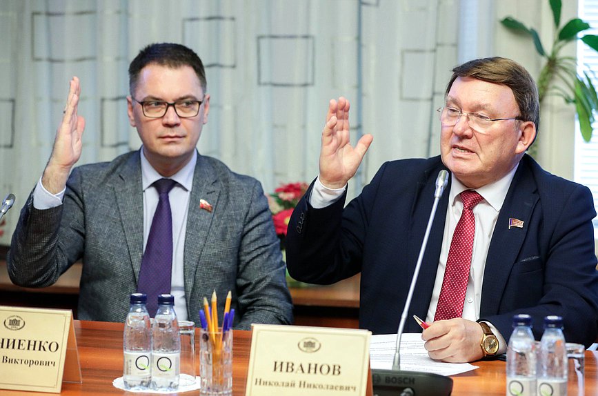 Заместитель Председателя Комитета по вопросам собственности, земельным и имущественным отношениям Алексей Корниенко и член Комитета Николай Иванов