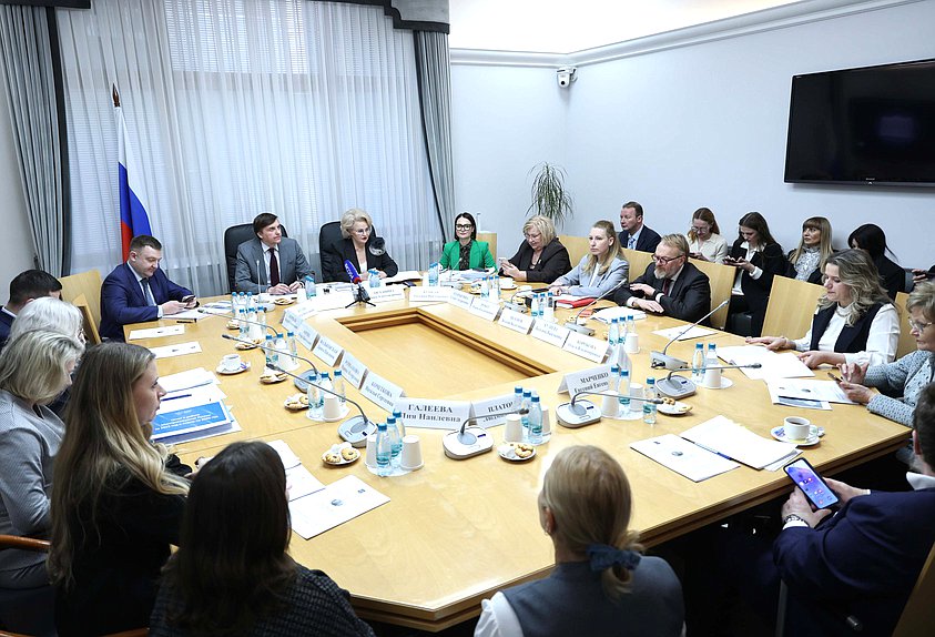 Заседание Комитета по защите семьи, вопросам отцовства, материнства и детства с участием Министра просвещения РФ Сергея Кравцова