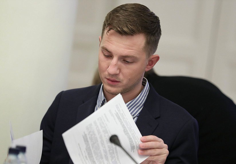 Председатель Комитета по молодежной политике Артем Метелев