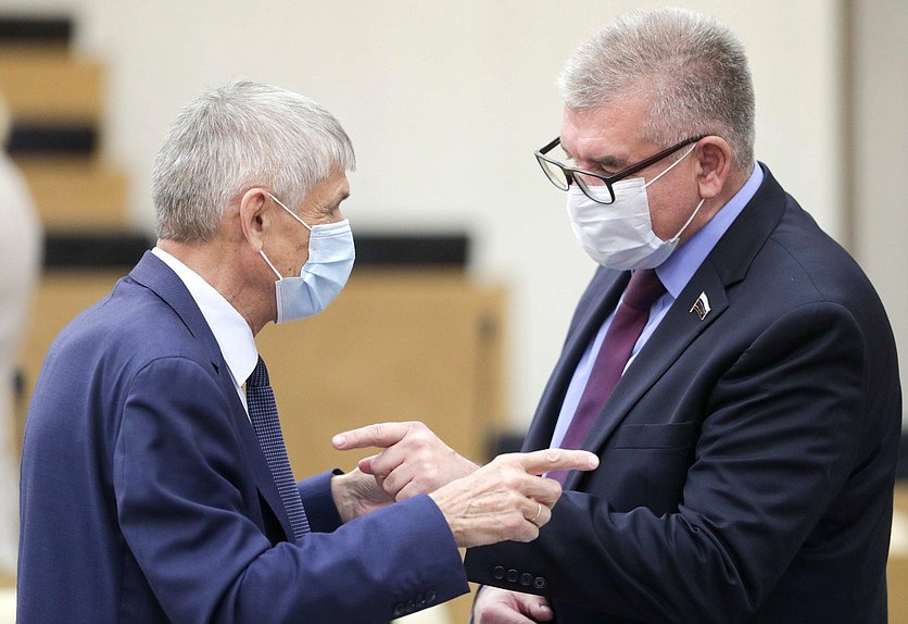 Заместитель Председателя Комитета по аграрным вопросам Алексей Лавриненко и Первый заместитель Председателя Комитета по федеративному устройству и вопросам местного самоуправления Игорь Сапко