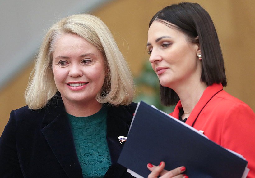 Заместитель Председателя Комитета по науке и высшему образованию Екатерина Харченко и Первый заместитель Председателя Комитета по вопросам семьи, женщин и детей Татьяна Буцкая