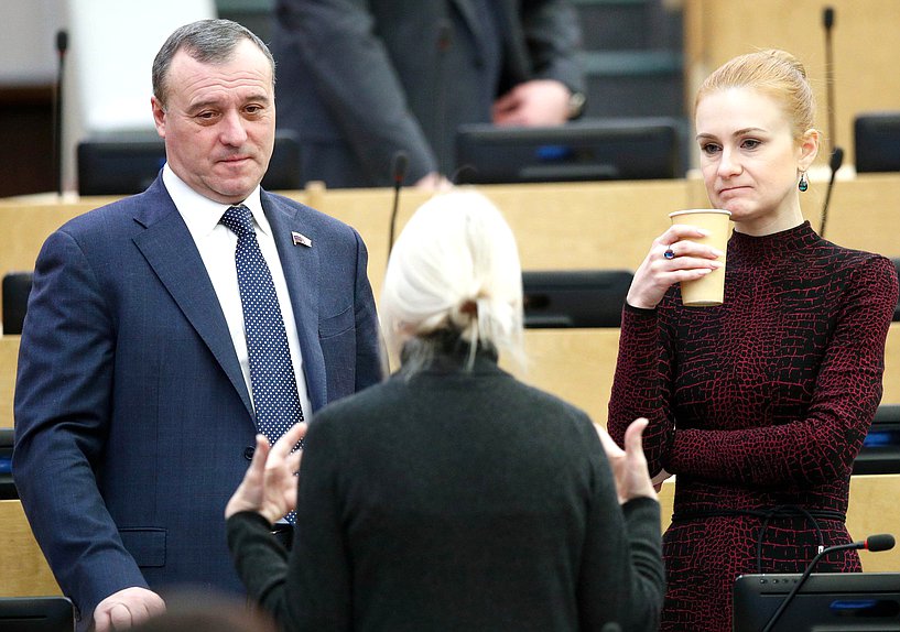 Член Комитета по финансовому рынку Олег Димов и член Комитета по международным делам Мария Бутина
