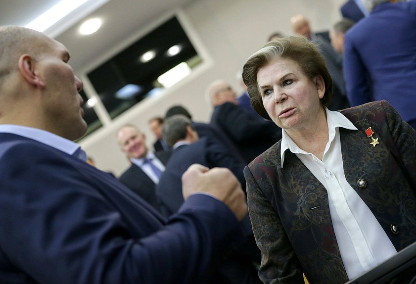 Заместитель Председателя Комитета по федеративному устройству и вопросам местного самоуправления Валентина Терешкова и Первый заместитель Председателя Комитета по экологии и охране окружающей среды Николай Валуев