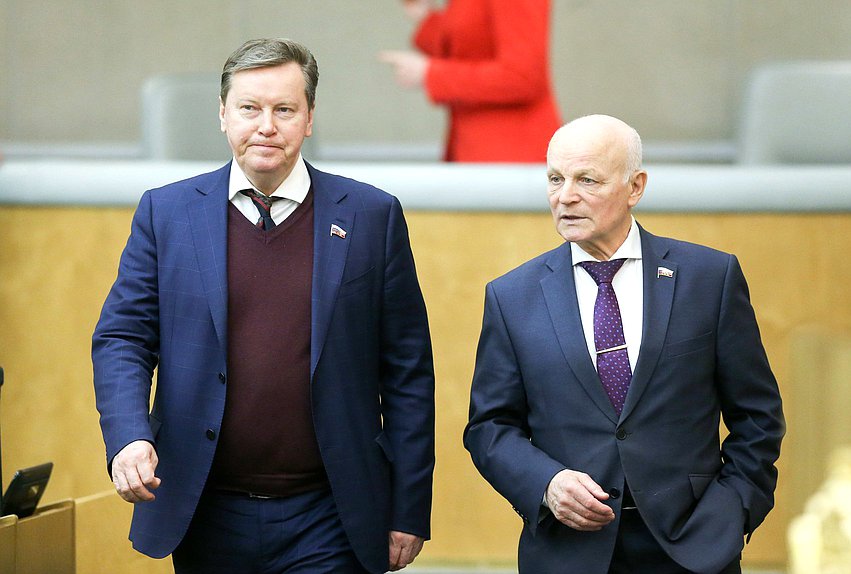 Первый заместитель Председателя Комитета по контролю и Регламенту Олег Нилов и член Комитета по безопасности и противодействию коррупции Николай Рыжак