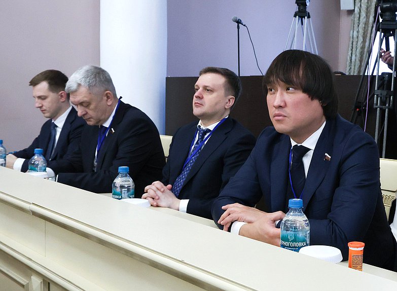 Председатель Комитета по региональной политике и местному самоуправлению Алексей Диденко и Председатель Комитета по туризму и развитию туристической инфраструктуры Сангаджи Тарбаев