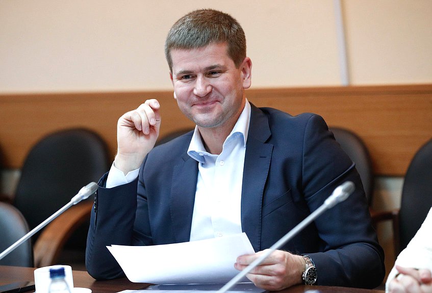 Первый заместитель Председателя Комитета по региональной политике и местному самоуправлению Геннадий Панин