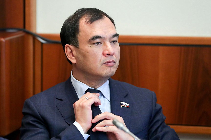Первый заместитель Председателя Комитета по вопросам собственности, земельным и имущественным отношениям Сергей Тен