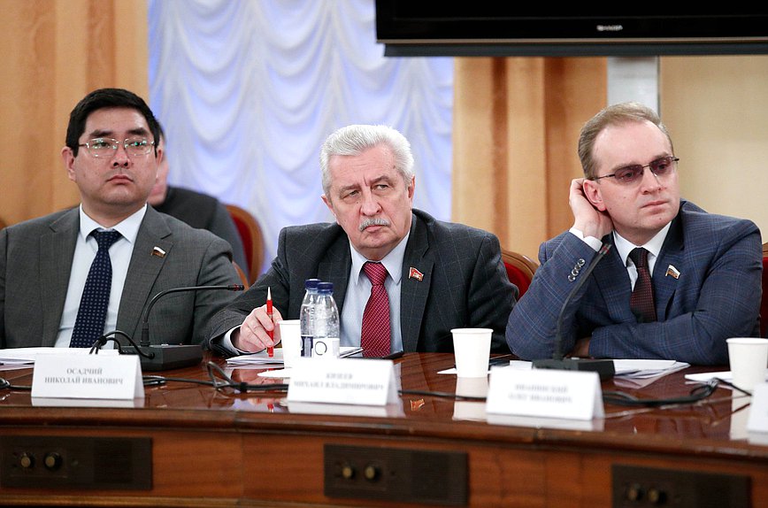 Члены Комитета по охране здоровья Айдын Сарыглар, Николай Осадчий и Михаил Кизеев