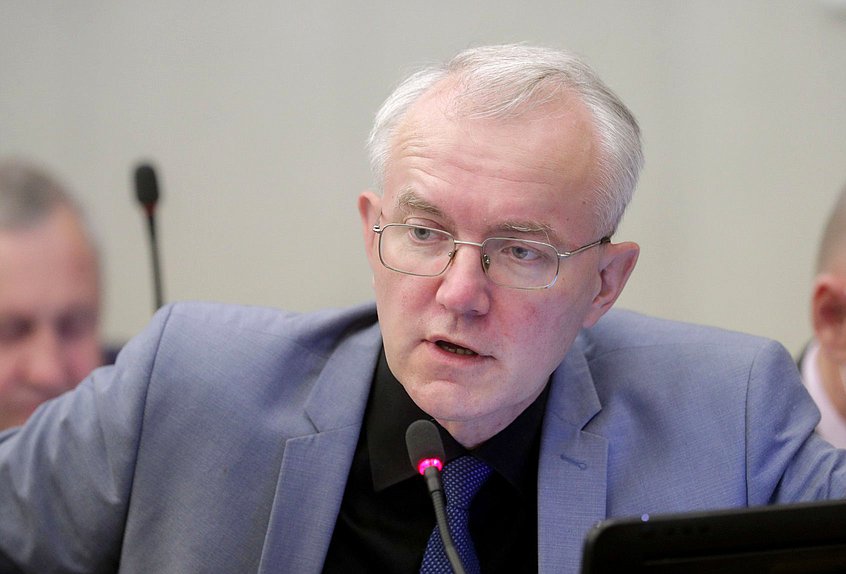 Член Комитета по труду, социальной политике и делам ветеранов Олег Шеин