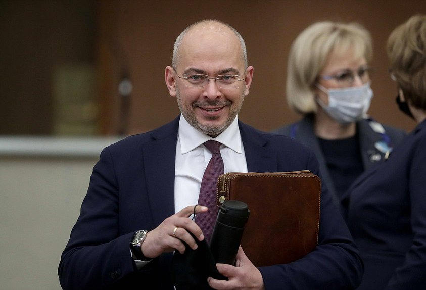 Председатель Комитета по природным ресурсам, собственности и земельным отношениям Николай Николаев