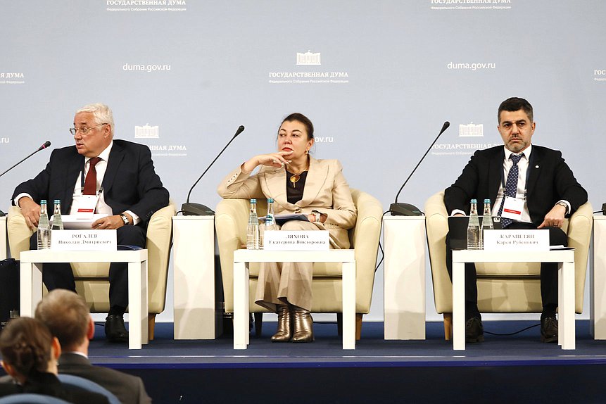 Ректор Национального исследовательского университета "МЭИ" Николай Рогалев, председатель совета директоров АО "Атомэнергопром" Екатерина Ляхова и старший управляющий директор – директор Департамента инфраструктурных решений ПАО "Сбербанк" Карен Карапетян. Сессия «Производство и инвестиции»