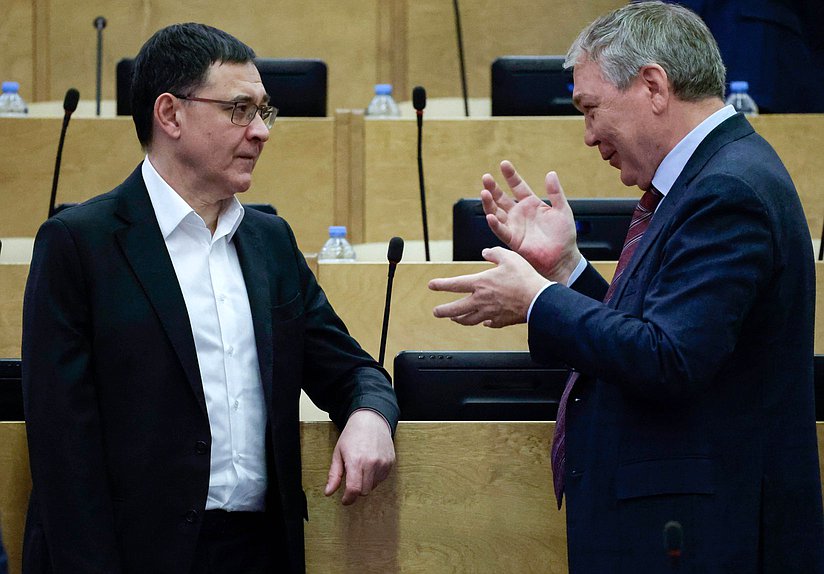 Первый заместитель Председателя Комитета по энергетике Валерий Селезнев и Председатель Комитета по делам СНГ, евразийской интеграции и связям с соотечественниками Леонид Калашников