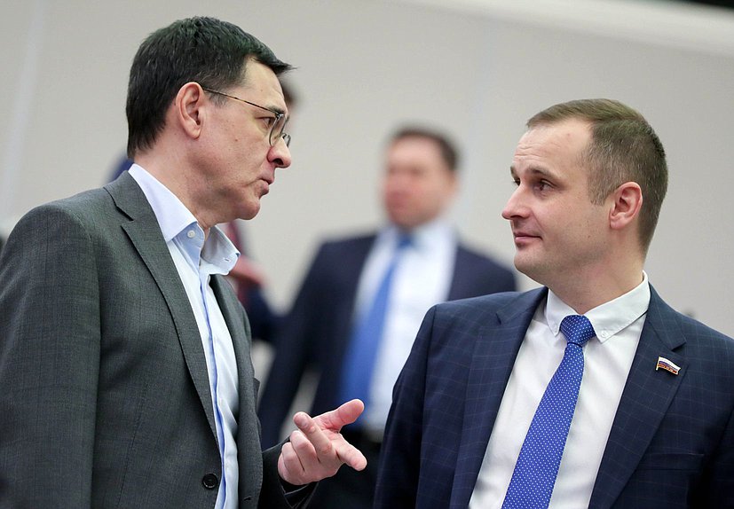 Первый заместитель Председателя Комитета по энергетике Валерий Селезнев и заместитель Председателя Комитета по охране здоровья Сергей Леонов