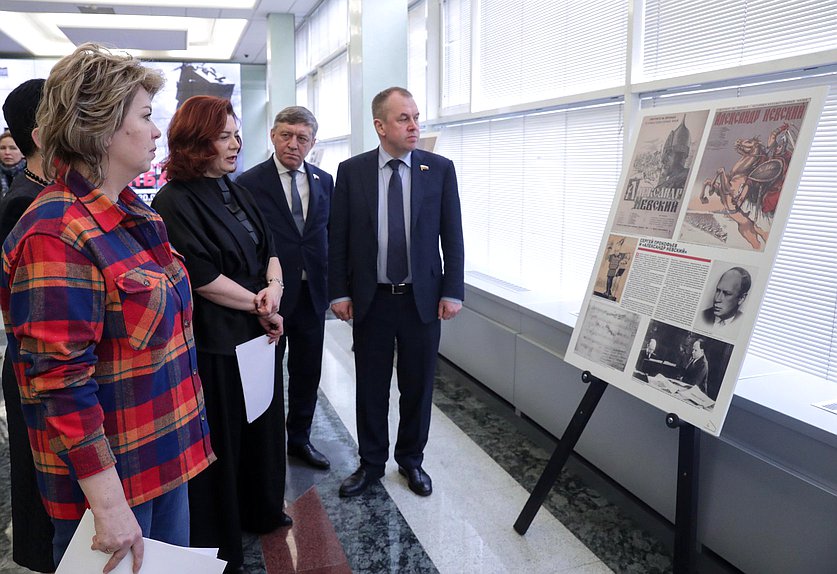 Председатель Комитета по культуре Елена Ямпольская, член Комитета Сергей Соловьев и заместитель Председателя Комитета по экономической политике Станислав Наумов