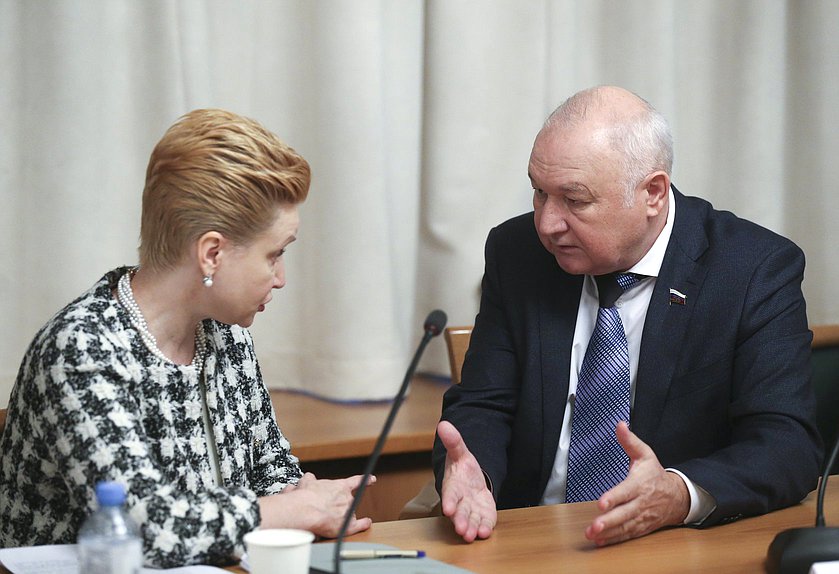 Заместитель Министра образования и науки РФ Татьяна Синюгина и Председатель Комитета по делам национальностей Ильдар Гильмутдинов