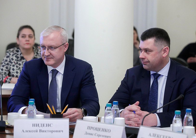 Заместитель генерального директора АО «ДОМ.РФ» Алексей Ниденс (слева)