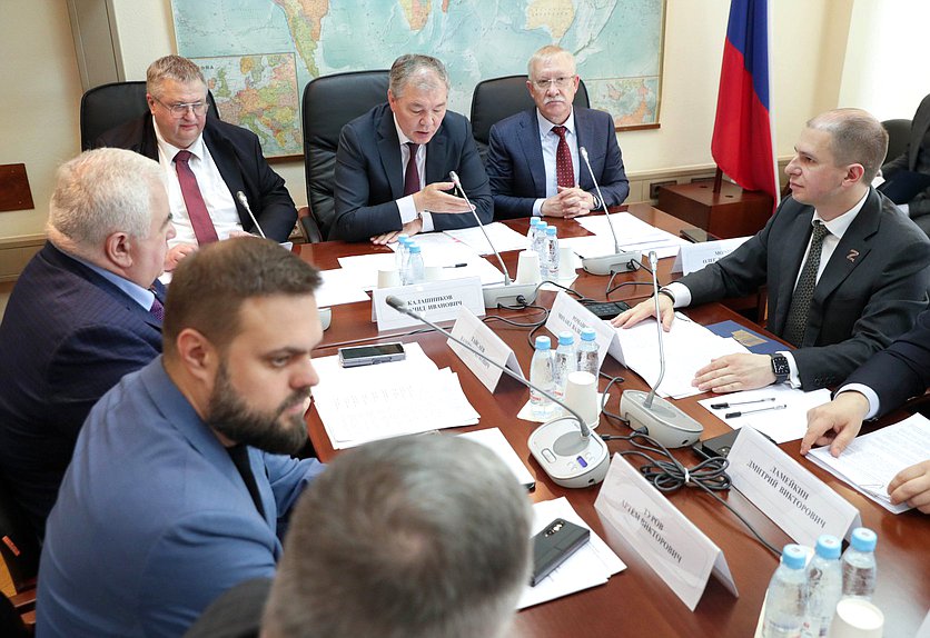 Заместитель Председателя Правительства РФ Алексей Оверчук, Председатель Комитета по делам СНГ, евразийской интеграции и связям с соотечественниками Леонид Калашников и Председатель Комитета по контролю Олег Морозов