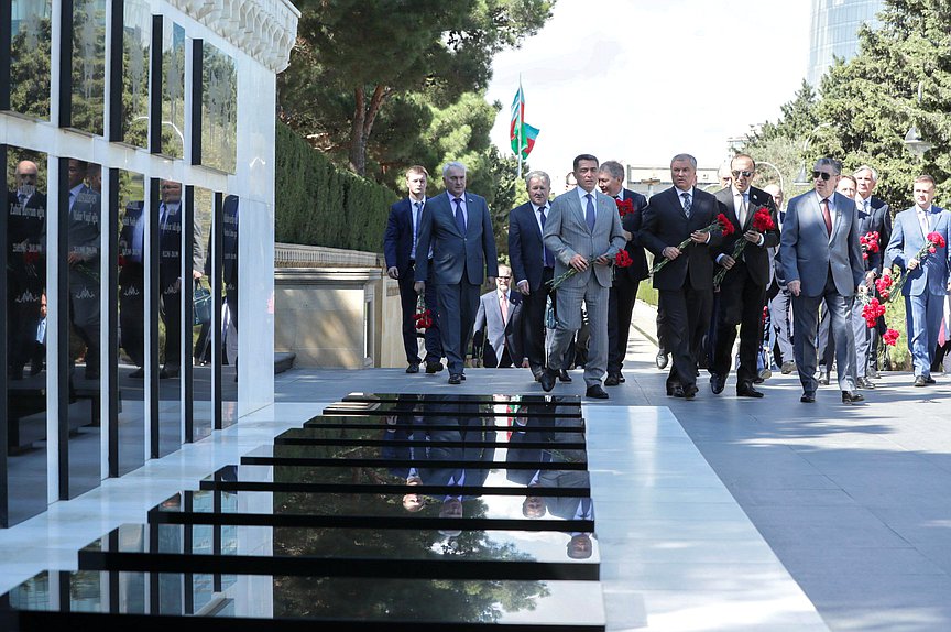 Церемония возложения венка к вечному огню на Алле павших героев