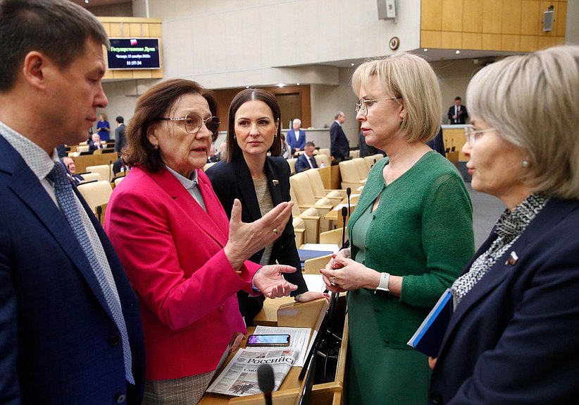 Член Комитета по охране здоровья Римма Утяшева, Первый заместитель Председателя Комитета по вопросам семьи, женщин и детей Татьяна Буцкая и заместитель Председателя Комитета по охране здоровья Татьяна Соломатина