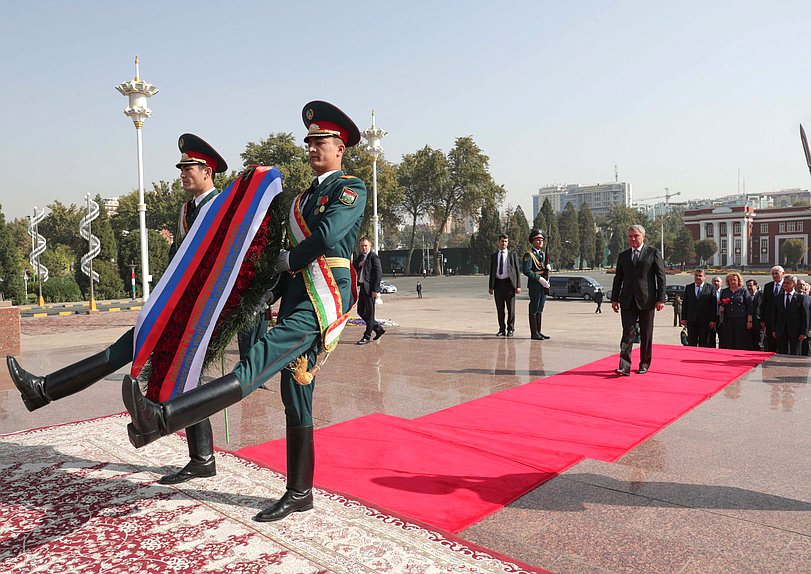 Chairman of the State Duma Viacheslav Volodin and members of the Russian delegation laid a wreath to the monument to Isma'il ibn Ahmad in Dushanbe