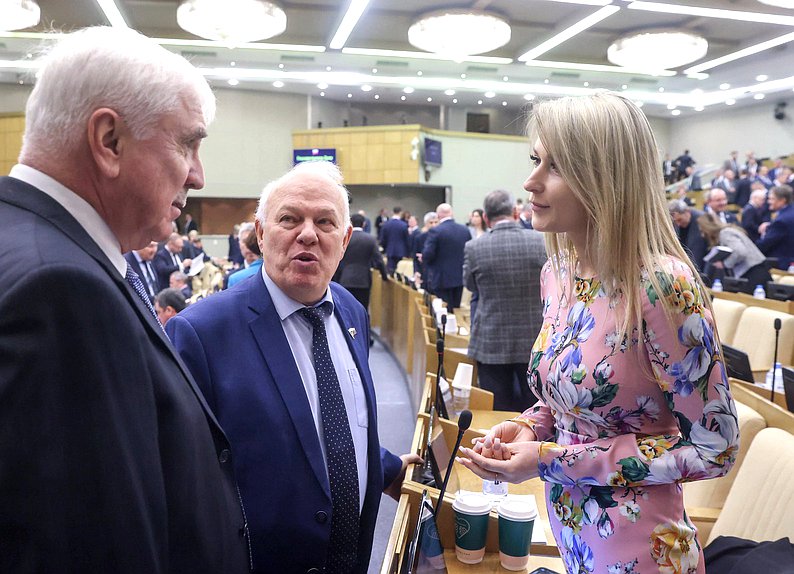 Первый заместитель Председателя Комитета по международным делам Алексей Чепа, заместитель Председателя Комитета по экологии, природным ресурсам и охране окружающей среды Анатолий Грешневиков и Председатель Комитета по развитию гражданского общества, вопросам общественных и религиозных объединений Яна Лантратова