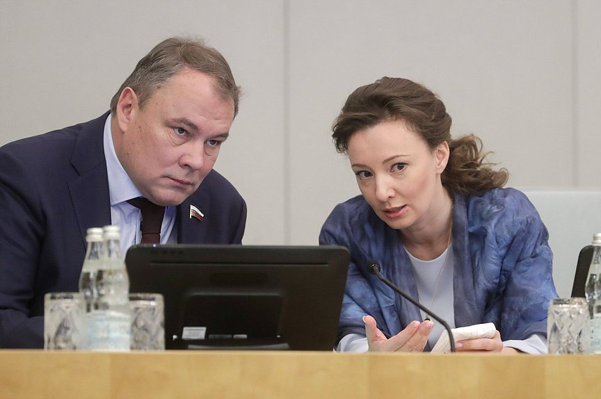 Заместители Председателя Государственной Думы Петр Толстой и Анна Кузнецова