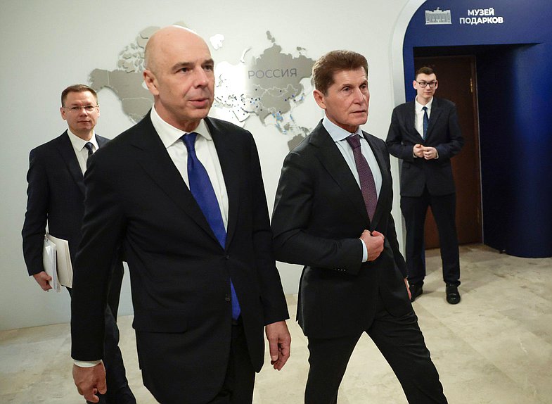 Кандидат на должность заместителя Председателя Правительства РФ – Полномочного представителя Президента РФ в ДФО Олег Кожемяко и кандидат на должность заместителя Председателя Правительства РФ – Министра финансов РФ Антон Силуанов