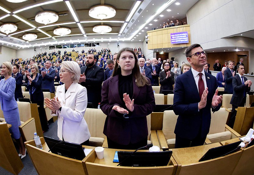 Член Комитета по просвещению Эльвира Аиткулова, заместитель Председателя Комитета по развитию гражданского общества, вопросам общественных и религиозных объединений Ольга Занко и член Комитета по промышленности и торговле Игорь Антропенко